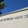 加州理工音乐学院举办独奏会将员工带上舞台庆祝艺术成就